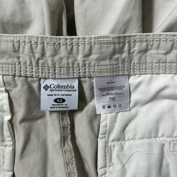 Men's Columbia Size 42 x 9 Shorts Khaki Cargo Pockets‎ Casual Cream Tan Outdoor - Picture 2 of 13